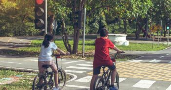 Mit dem Fahrrad über die rote Ampel (Foto: AdobeStock - Noey smiley)