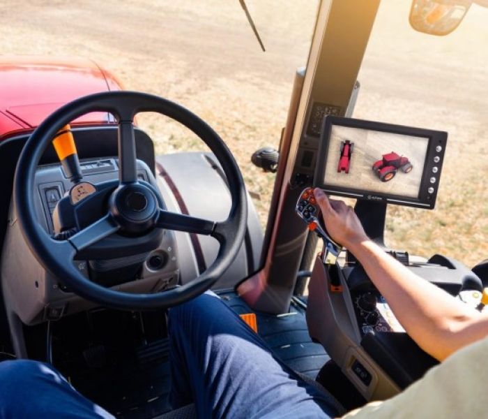 AVS 360° Doublebird FHD auf Traktor (Foto: Copyright (c) 2020 Scharfsinn/Shutterstock.  No use without permission.)