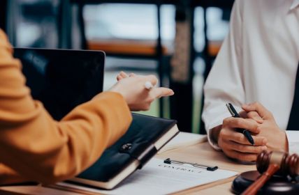 Generali ADVOCARD und Flightright bieten kostenfreien Entschädigungsservice bei (Foto: AdobeStock - Anna - _543461044)