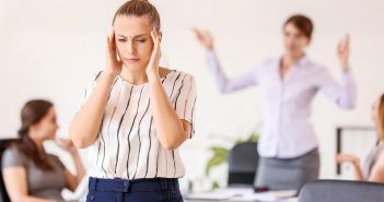 Die Arbeitsstättenverordnung definiert gesetzlich präzise Bürolärmgrenzwerte ab 35 (Foto: AdobeStock - Pixel-Shot - 401519309)